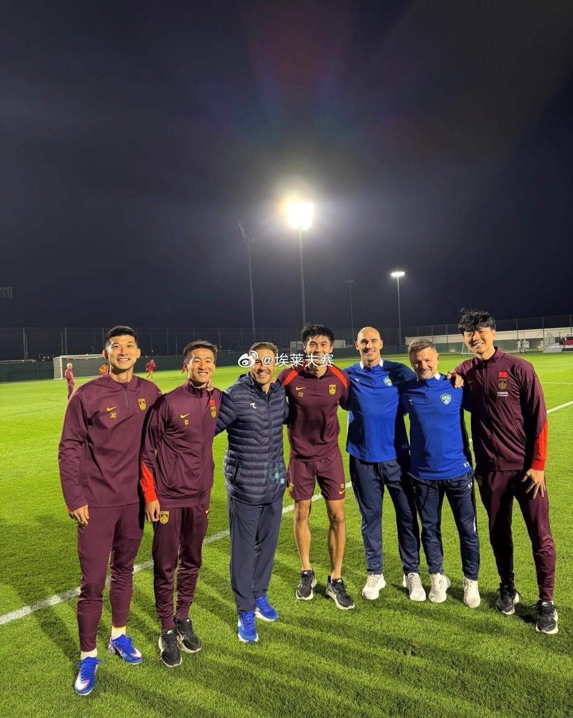 开云体育网页版登录入口-将帅重逢，中乌赛后前广州队球员同卡帅合影留念